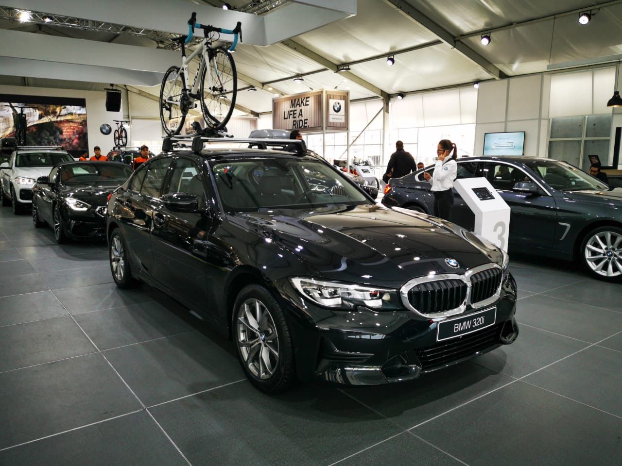 BMW 320i Sport Line 2021 — foto 3 de 3