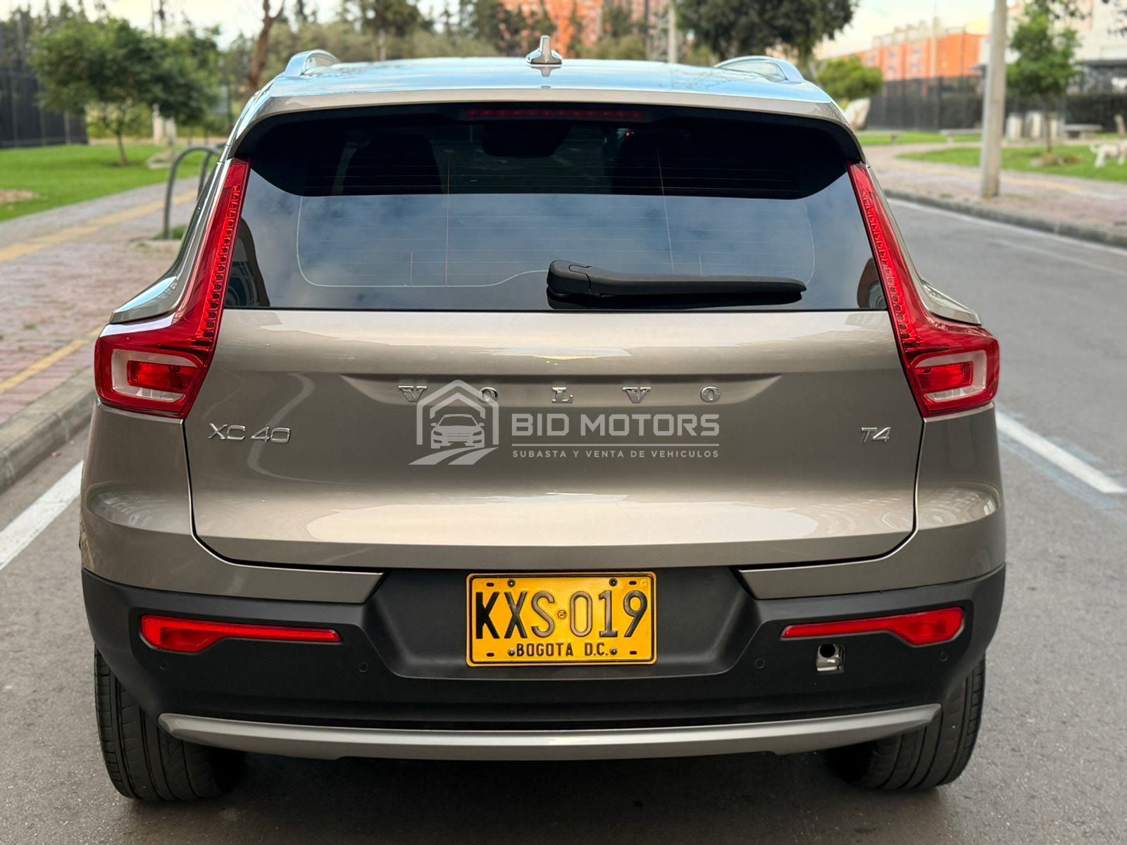 Volvo XC40 T4 Momentum 2021 — foto 3 de 22