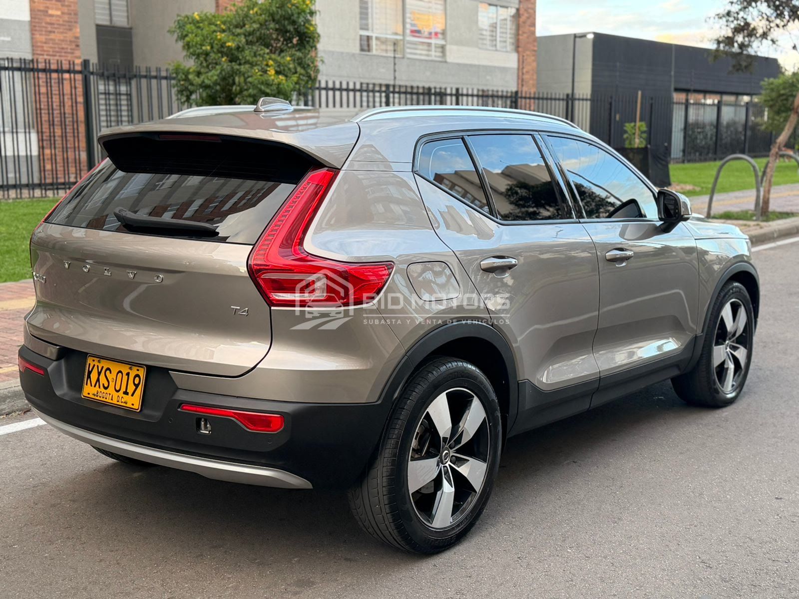 Volvo XC40 T4 Momentum 2021 — foto 4 de 22