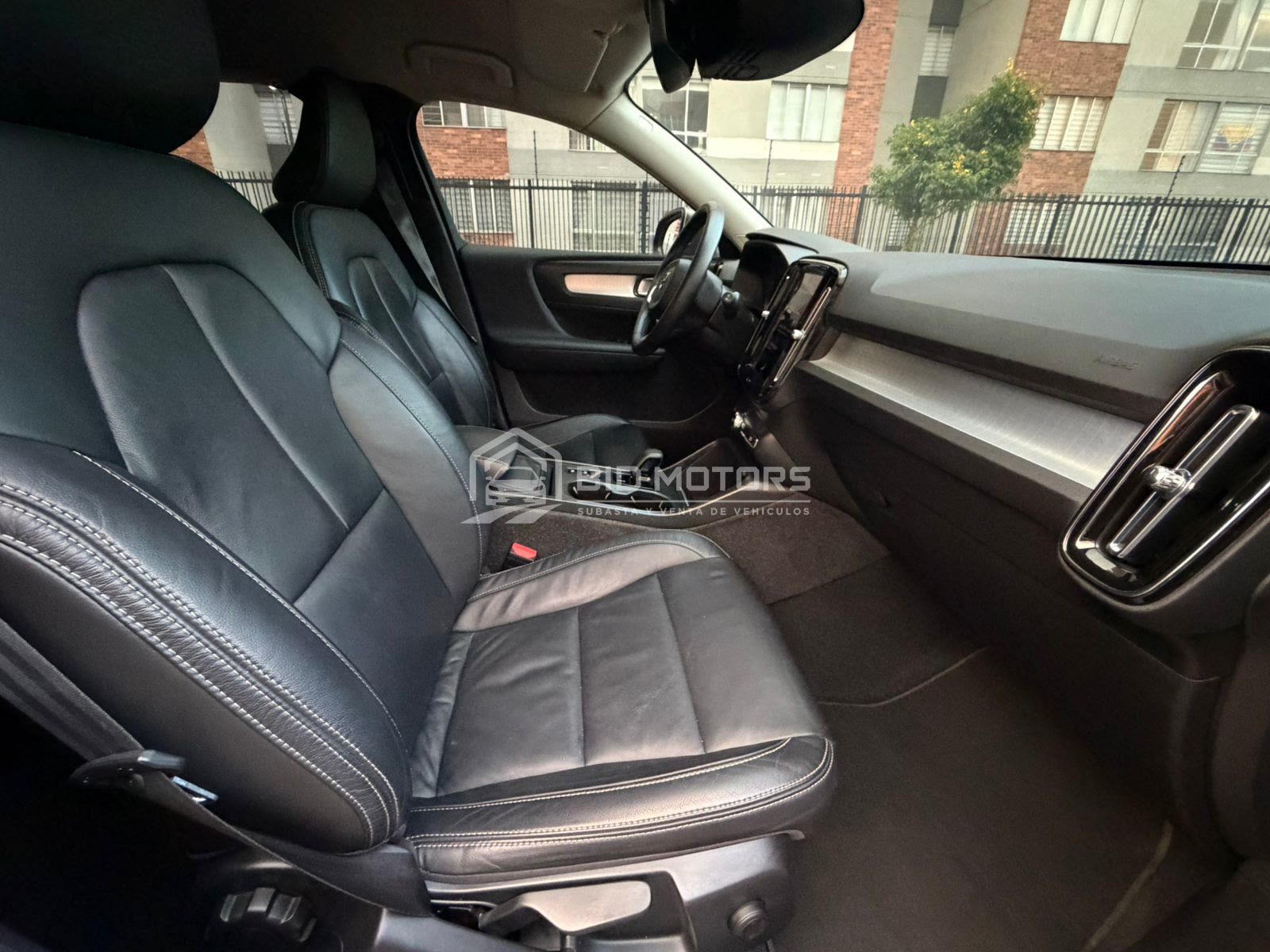 Volvo XC40 T4 Momentum 2021 — foto 6 de 22