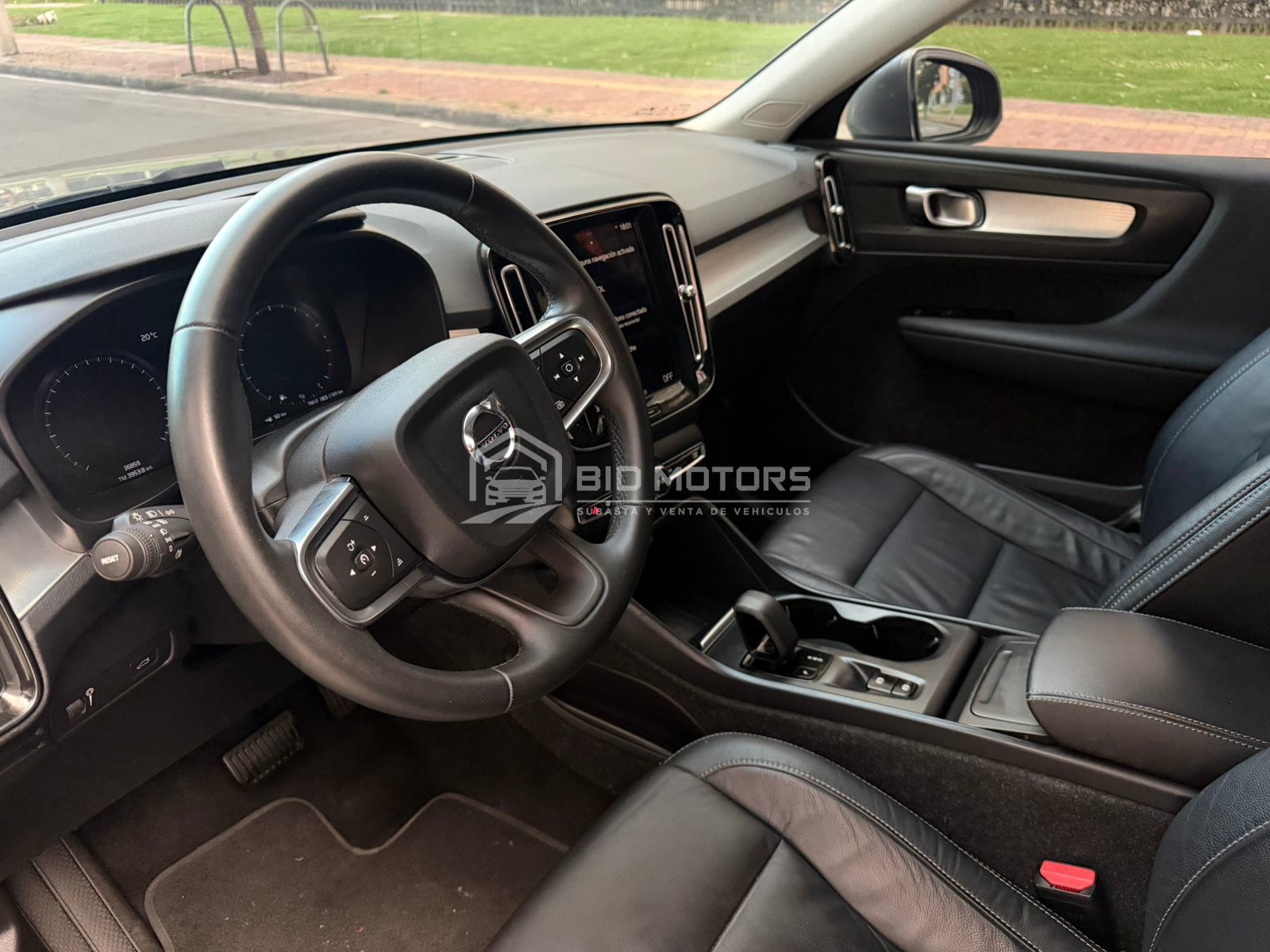 Volvo XC40 T4 Momentum 2021 — foto 9 de 22