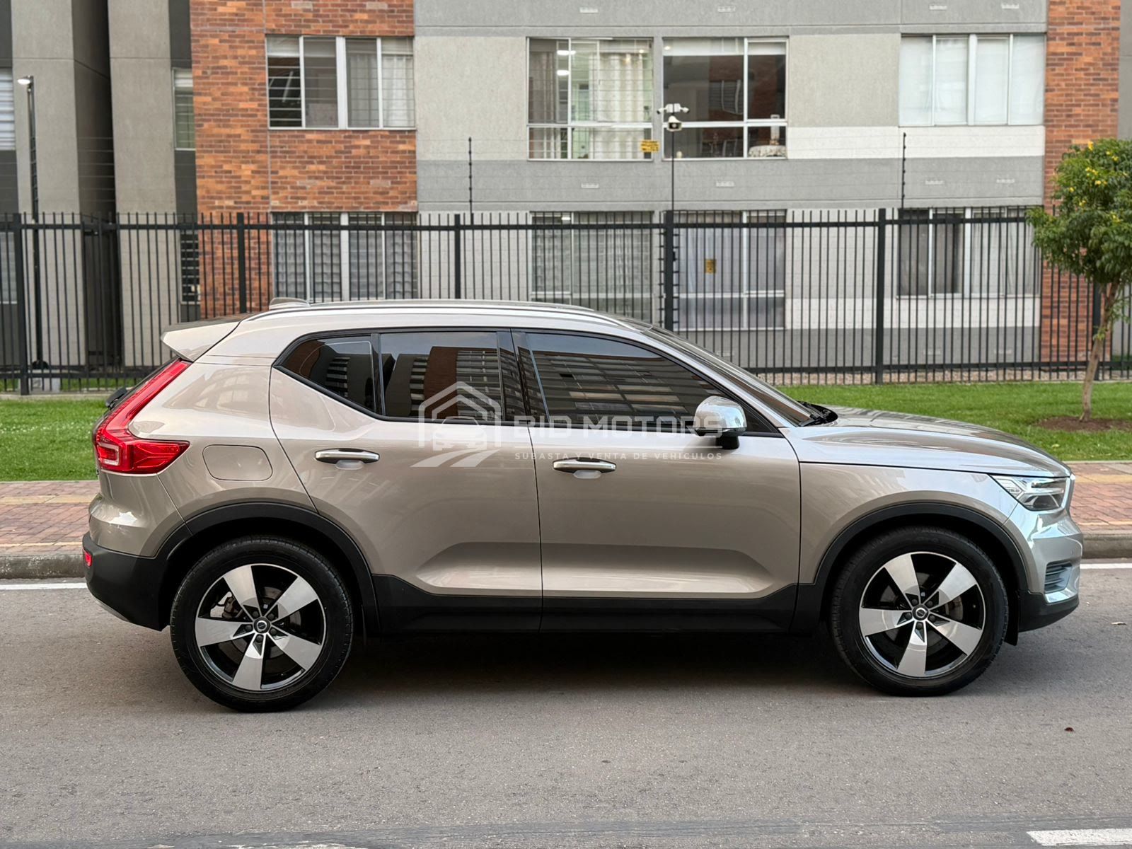 Volvo XC40 T4 Momentum 2021 — foto 15 de 22